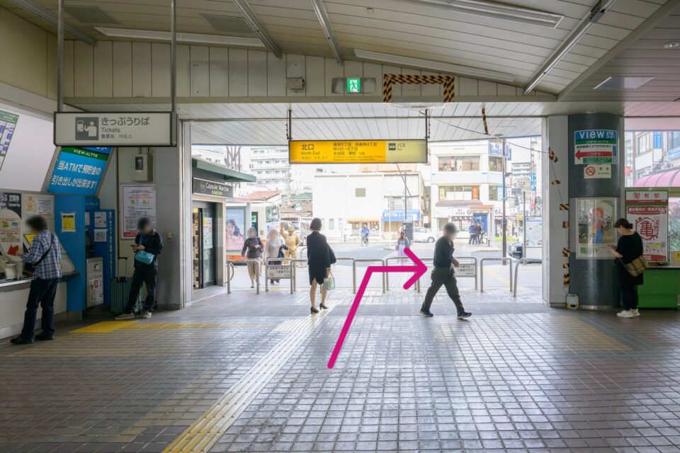 JR亀有駅北口。出口から右方向へ進む矢印