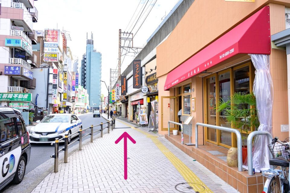 右手にコメダ珈琲店がある歩道。直進を示す矢印